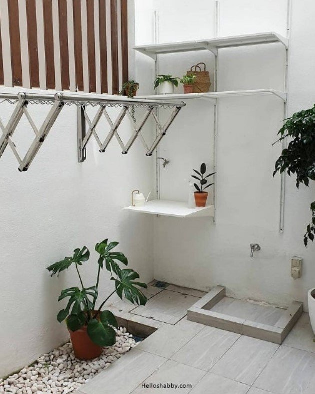 Tempat Cuci Baju Manual Asri dengan Tanaman Hias